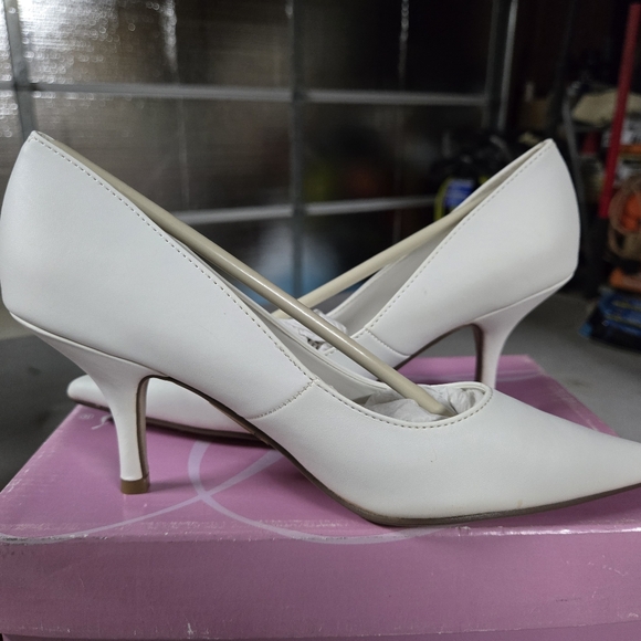 Delicious Shoes - Elegant White Women's Heels